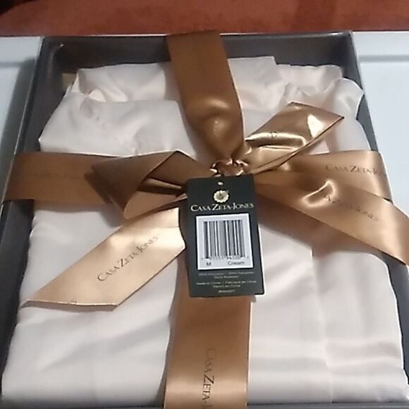 Casa Zeta-Jones Gift Set - Picture 1 of 4